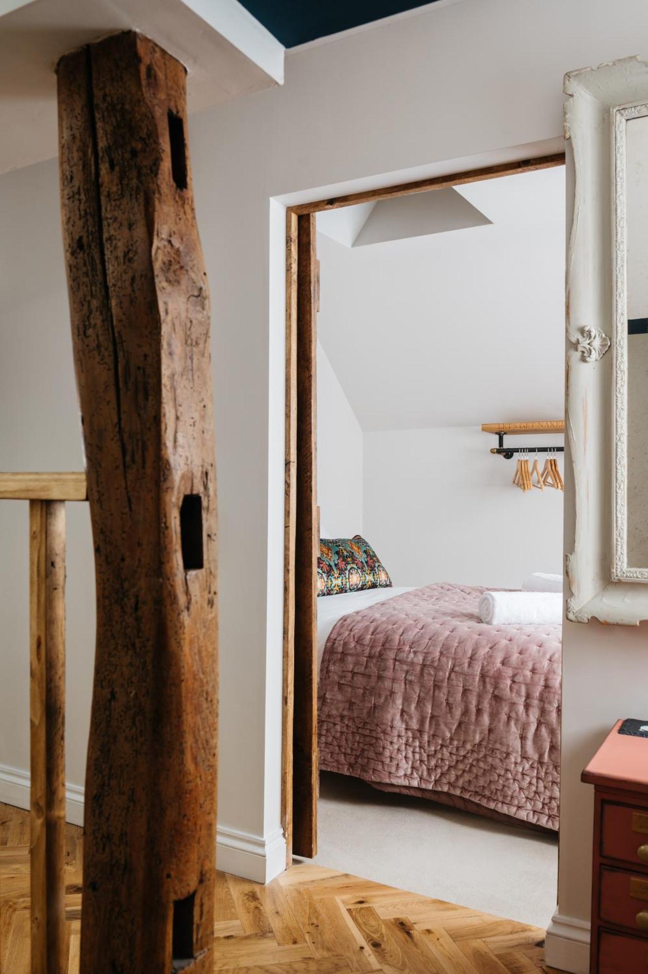Crippens, Romantic, Historic Very Free Parking & Ev Holiday home *